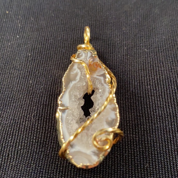 Wired wrapped sliced Quartz pendant - Picture 4 of 5